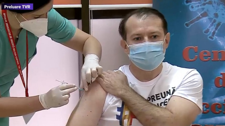 Florin Cîțu în timp ce este vaccinat împotriva Covid-19