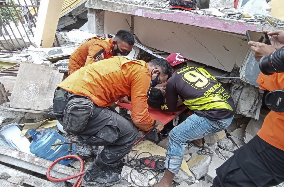 Imagini dramatice din Indonezia. 42 de oameni au murit în urma devastatorului cutremur din insula Sulawesi
