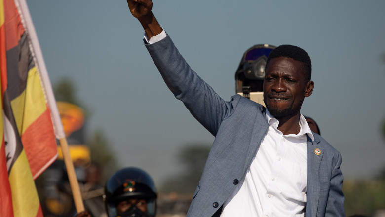 Bobi Wine, candidatul de opoziție la președinția Ugandei, vedetă pop transformată în parlamentar, într-unul din mitingurile sale de campanie.