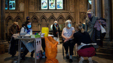 Un amplu centru de vaccinare a fost deschis în catedrala Lichfield din Staffordshire