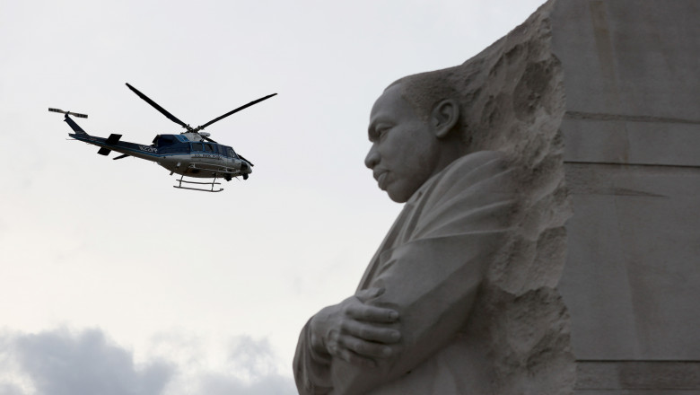statuie sculptura martin luther king si elicopter