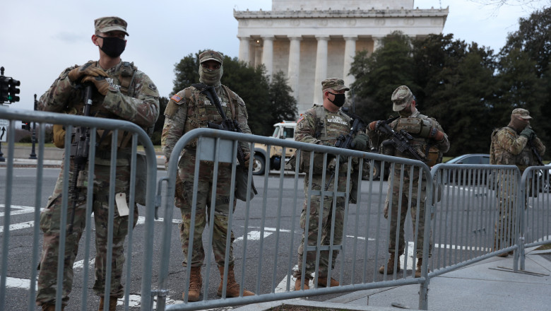 soldati din garda nationala desfasurati la monumentul lincoln din washington