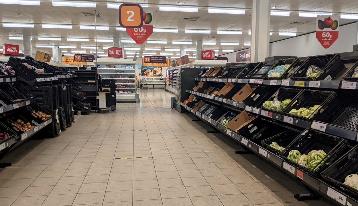 Brexitul începe să se simtă în supermarketurile britanice: rafturi goale în raioanele de fructe și legume
