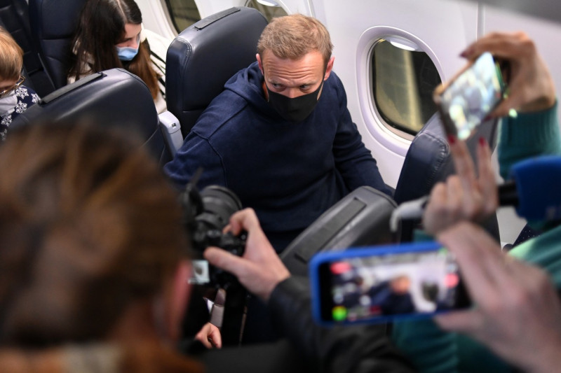 Aleksei Navalnîi, în avionul companiei Pobeda care îl aduce la Moscova, înconjurat de oameni și reporteri Foto: Profimedia