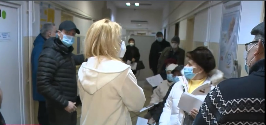 UPDATE Scandal si aglomeratie la centrele de vaccinare de la Marius Nasta si Spitalul Obregia. STS: Platforma functioneaza acum