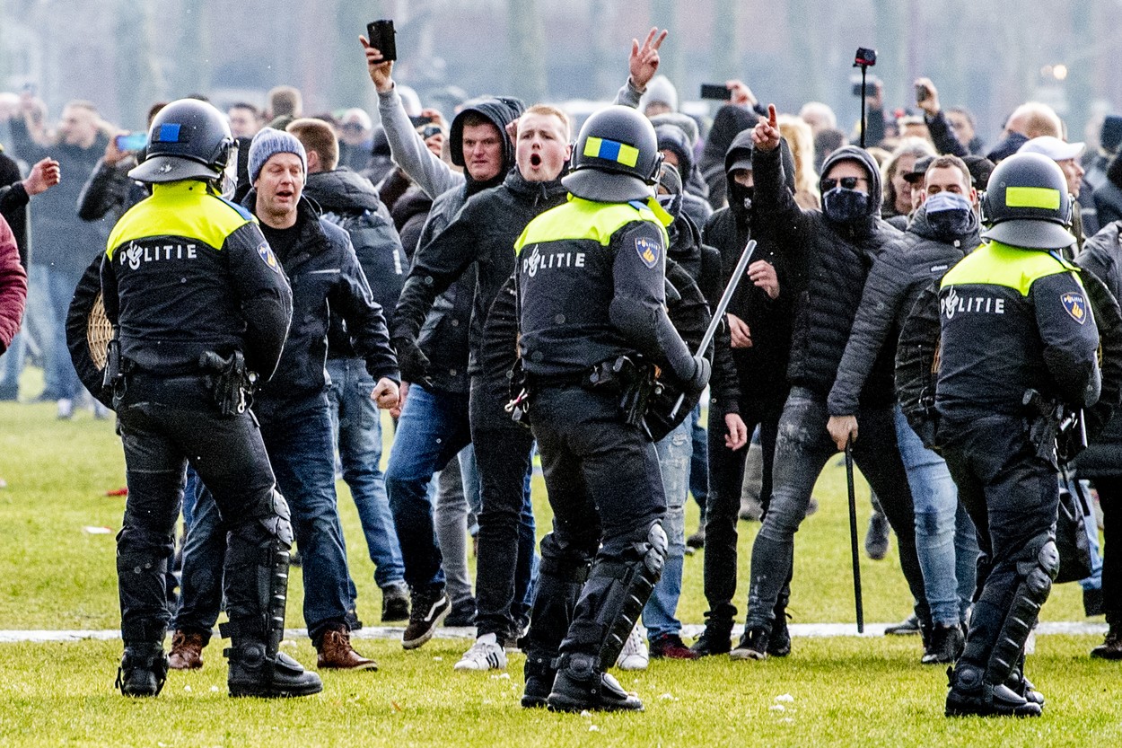 Noi proteste anti-restricții în Olanda. Un centru de testare a fost incendiat iar polițiștii, atacați cu pietre și focuri de artificii
