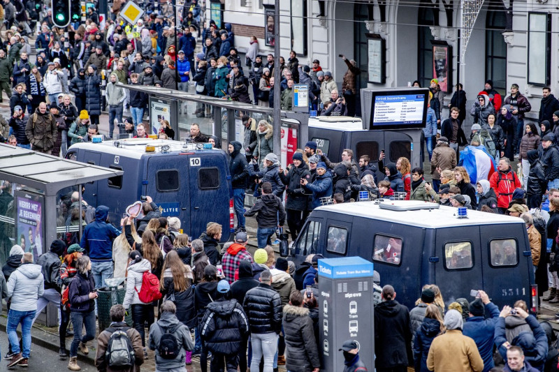 proteste antiguvernamentale si anti restricii la amsterdam