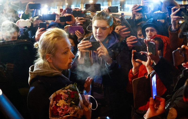 Iulia Navalnîi, pe aeroport, întâmpinată de oameni, după arestarea soțului ei Foto: Profimedia