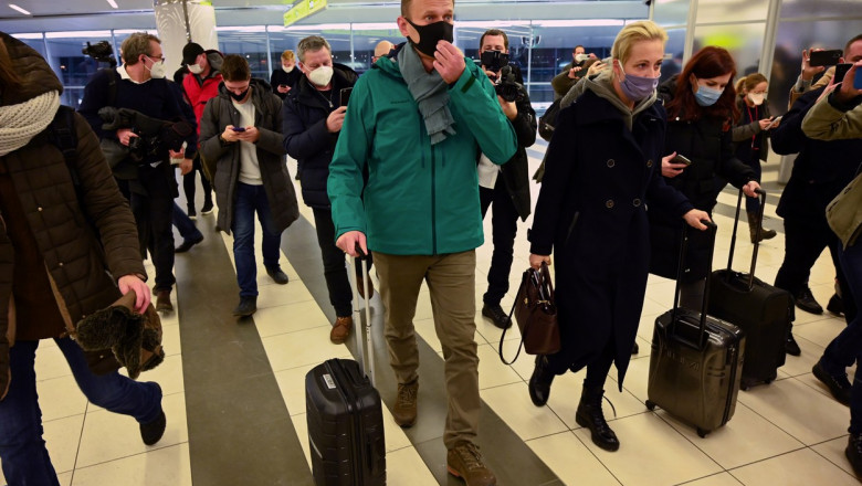 Aleksei și Iulia Navalnîi ajung pe aeroportul Șeremetievo din Moscova