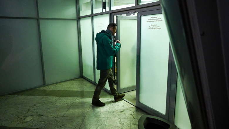Aleksei Navalnîi intră la controlul pașapoartelor de pe aeroportul Șeremetievo din Moscova, de unde va fi săltat de poliție, duminică, 17 ianuarie 2021