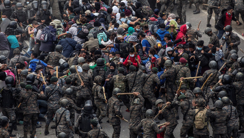 Mii de imigranți din America Centrală, opriți cu bastoane și gaze lacrimogene în Guatemala