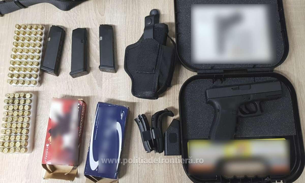 Un pistol și 100 de cartușe, descoperite de polițiști într-un container cu bunuri personale ale unui român