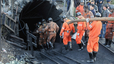 Salvatorii chinezi intervin la mina Sizhuang, după o scurgere de gaz.