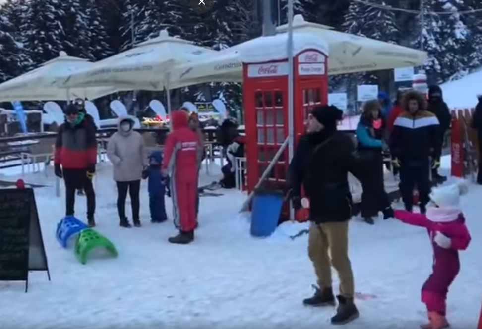 Bărbatul care a aruncat cu vin pe ambulanța din Bușteni, amendat cu 200 de lei. Soția lui a primit 2.000 de lei pentru apel fals la 112