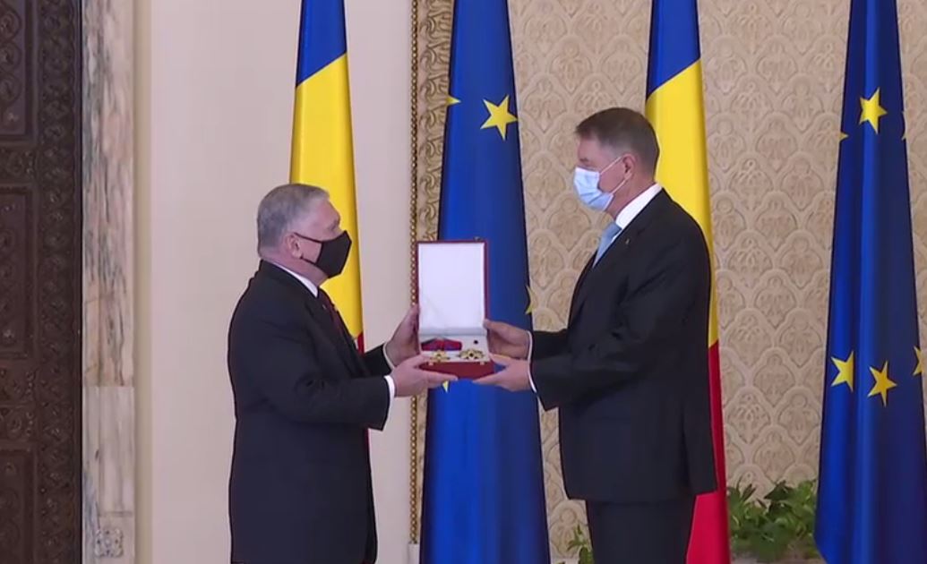 Klaus Iohhanis l-a decorat pe ambasadorul Adrian Zuckerman cu „Steaua României”. Diplomatul și-a încetat mandatul în România