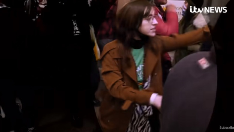 Riley June Williams apare într-o iînregistrare video din timpul asaltului de la Capitoliu