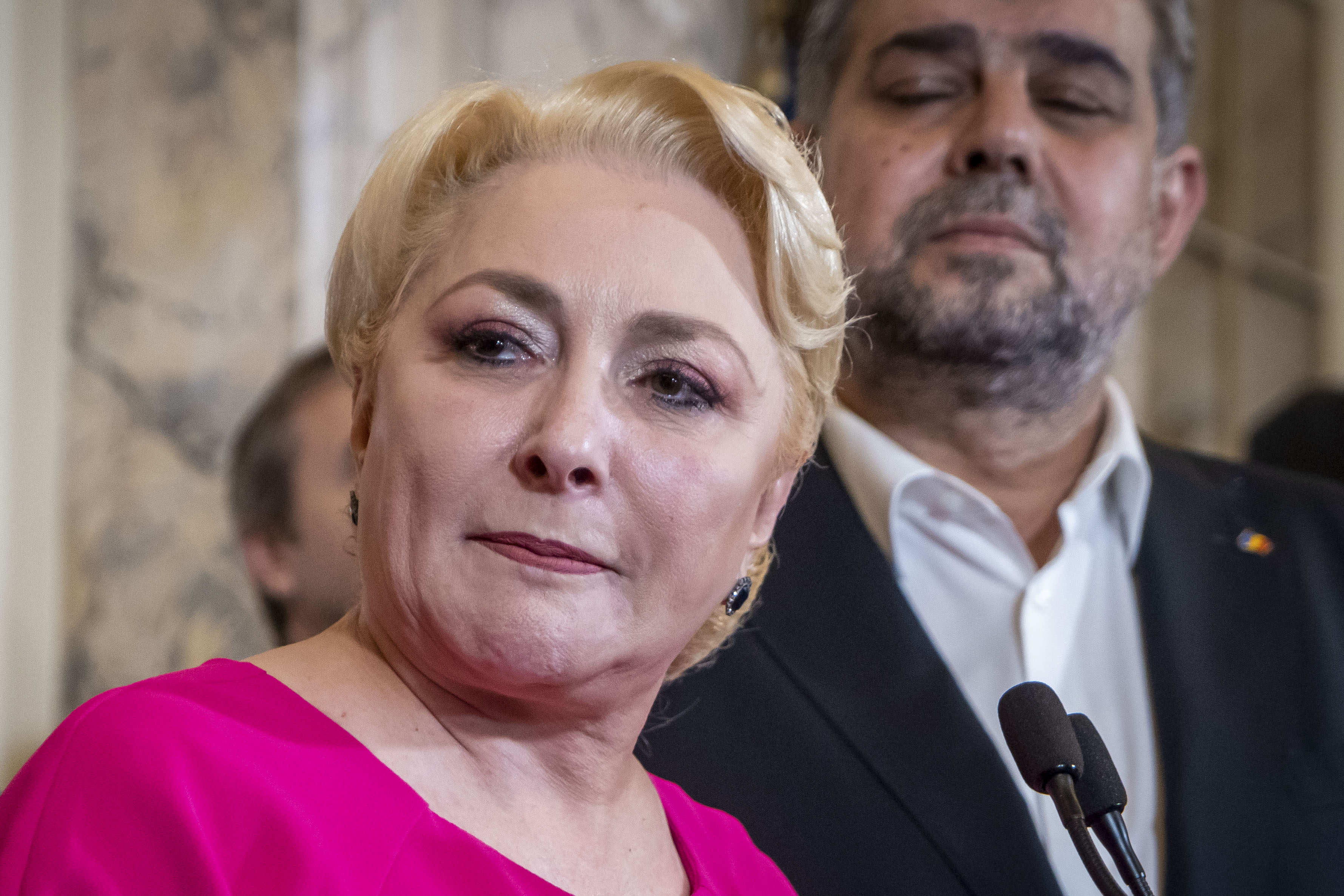 Pasaje din memoriile Vioricăi Dăncilă: „Ciolacu a venit la mine acasă și a jucat un teatru prost. I-am făcut un ceai de fructe”