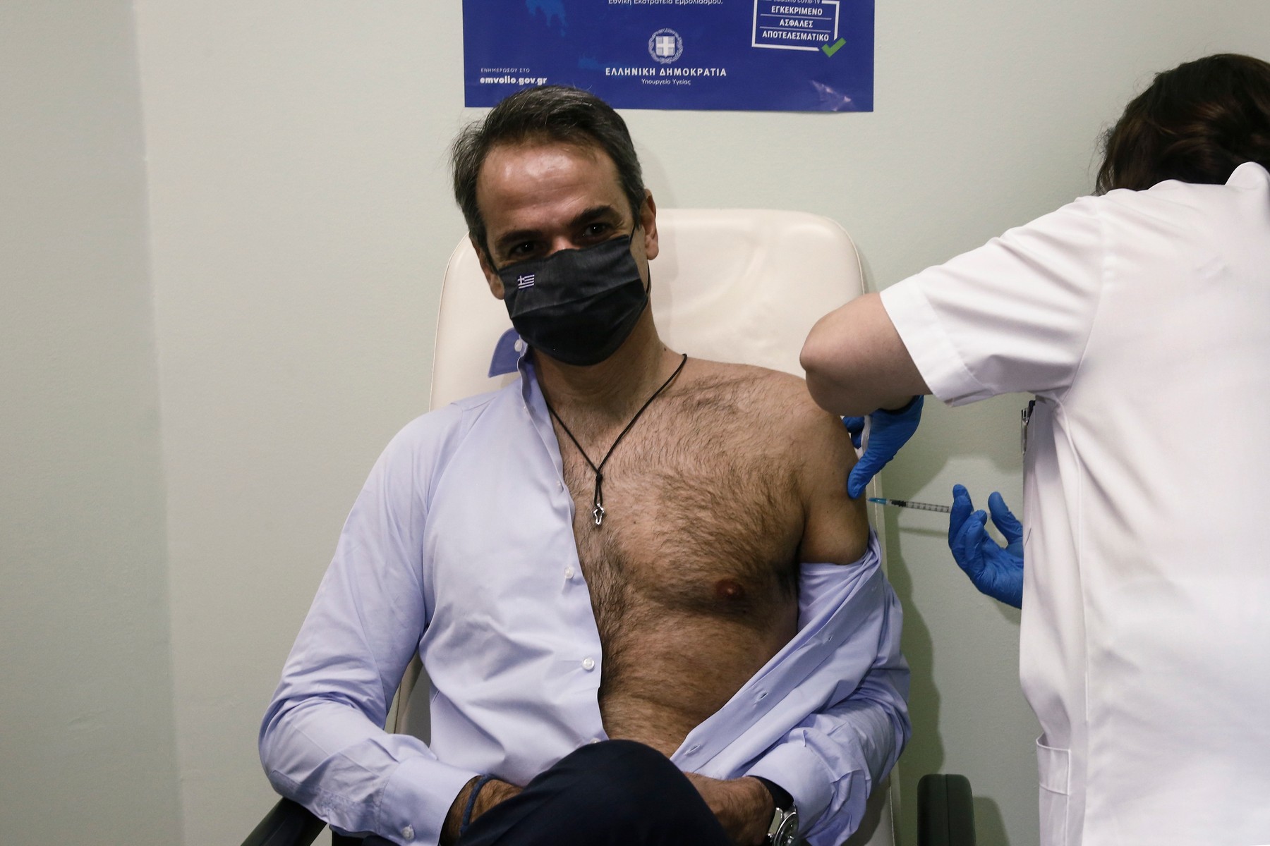 Premierul Greciei, dezbrăcat pe jumătate pentru a doua doză de vaccin