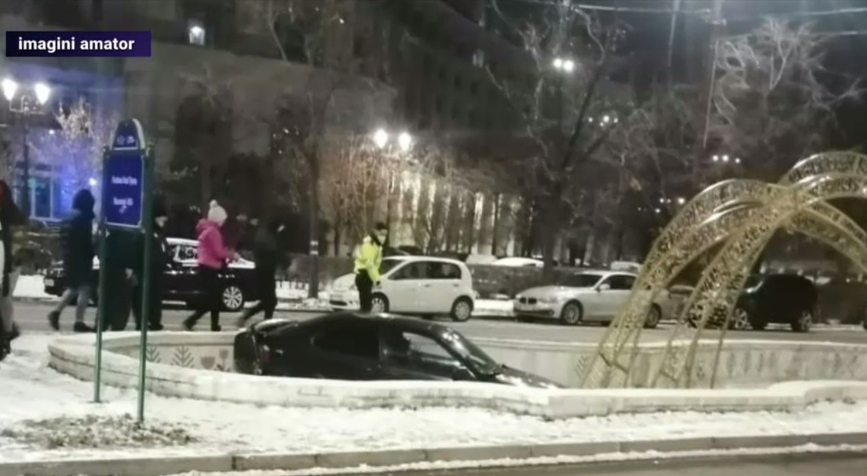 Capcană pentru șoferi. Două mașini au plonjat în fântânile din Piața Unirii