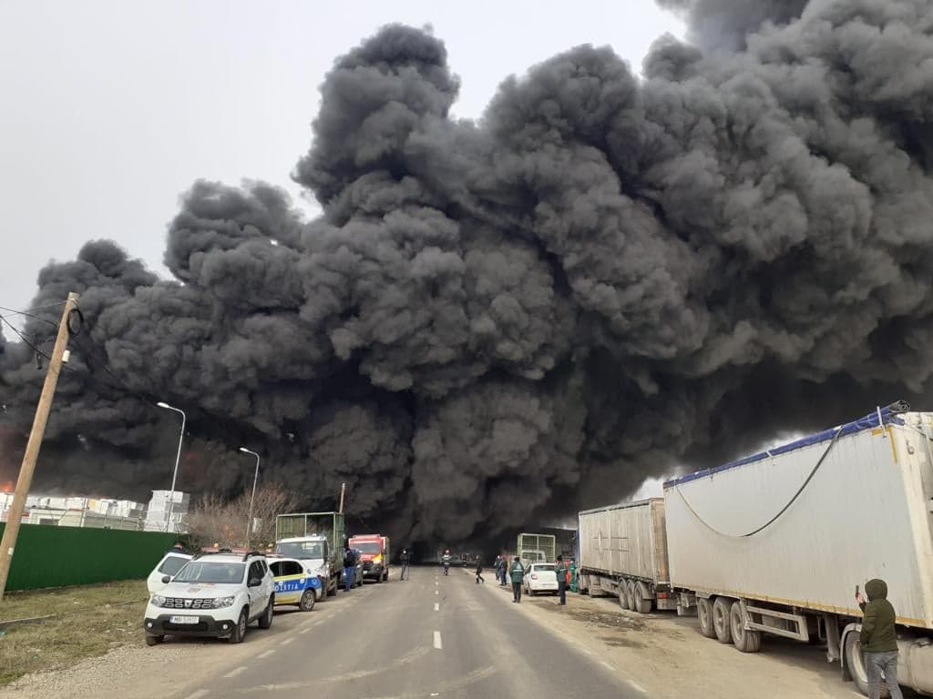 Incendiu uriaș la un depozit de materiale reciclabile din Buzău. Avertizare prin Ro-ALERT din cauza fumului gros