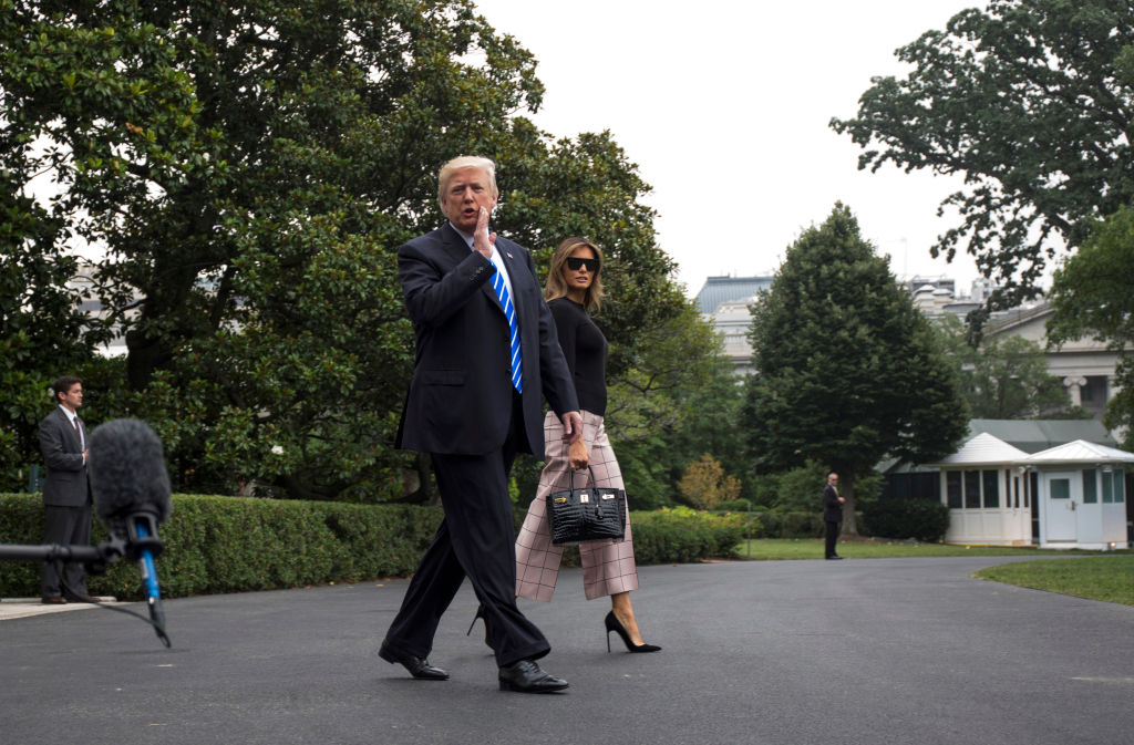 Snobism, infantilism sau mitocănie? Soții Trump îl pun pe șeful servitorilor Casei Albe să-i întâmpine pe soții Biden