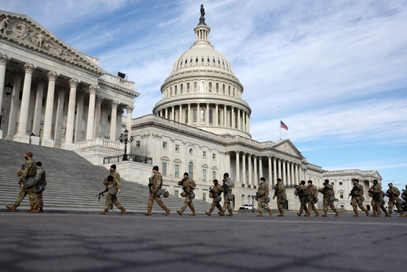 Militari ai Gărzii Naționale păzesc Capitoliul SUA din Washington