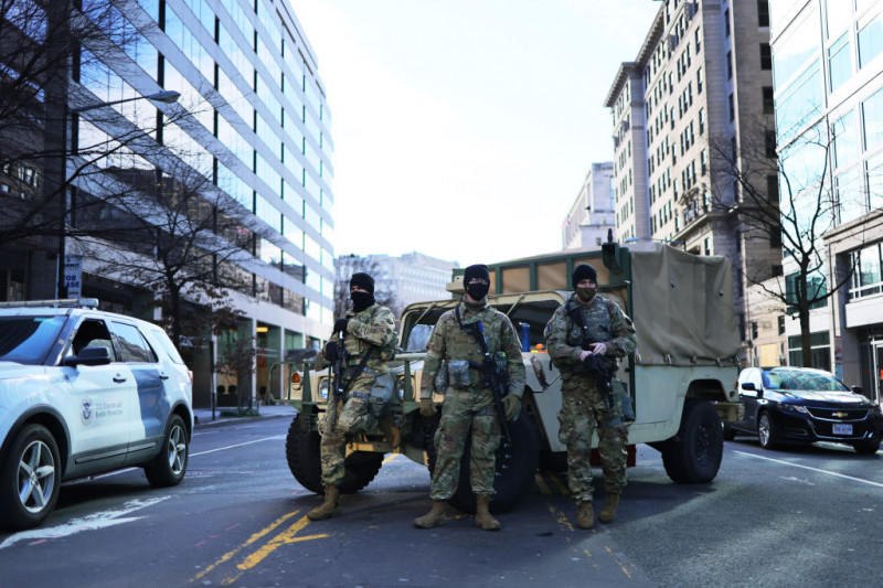 Militari din Garda Națională blochează o stradă din centrul Washington DC