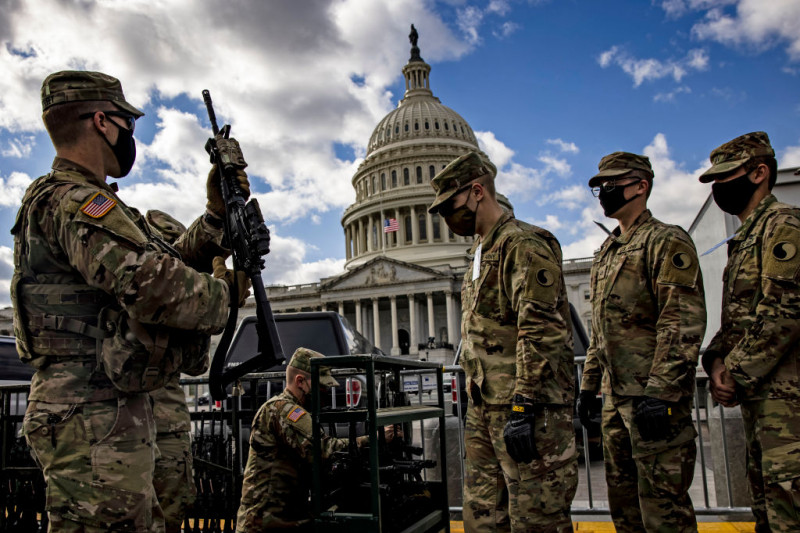 Militari din Garda Națională a SUA aflați lângă Capitoliu primesc arme de asalt și muniție de război