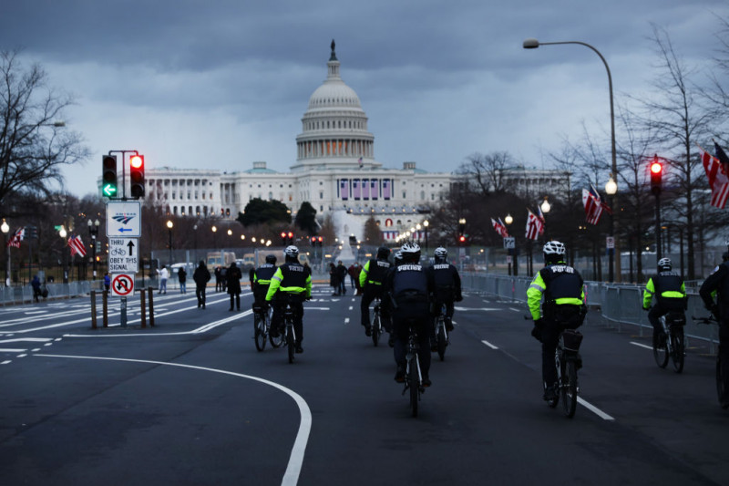 Polițiști pe biciclete în fața Capitoliulu SUA