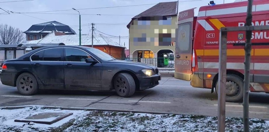 Incident revoltător în Arad. Un şofer a blocat o ambulanţă care urma să preia un pacient în comă