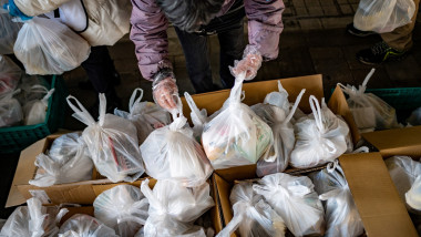 Un voluntar la organizația non-profit Moyai din Japonia strânge pachete pregătite pentru persoanele sărace fără loc de muncă din Japonia.