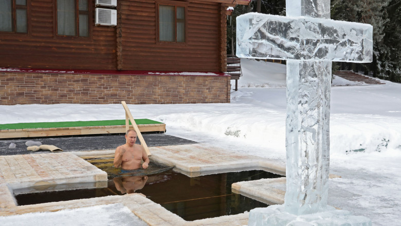 Președintele rus Vladimir Putin a facut baie într-un bazin cu apă îngheţată