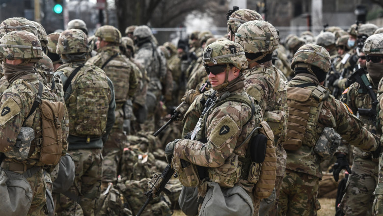 O patrulă a Gărzii Naționale a Statelor Unite, în Washington DC, în 19 ianuarie, cu o zi înainte să aibă loc ceremonia de învestire în funcție a viitorului președinte american, Joe Biden