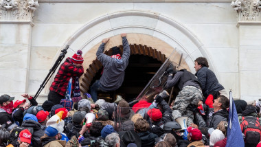 Protestatarii care îl susțin pe Trump încearcă să forțeze intrarea în Congresul SUA, în 6 ianuarie 2021, ziua confirmării victoriei lui Joe Biden în alegerile prezidențiale din SUA