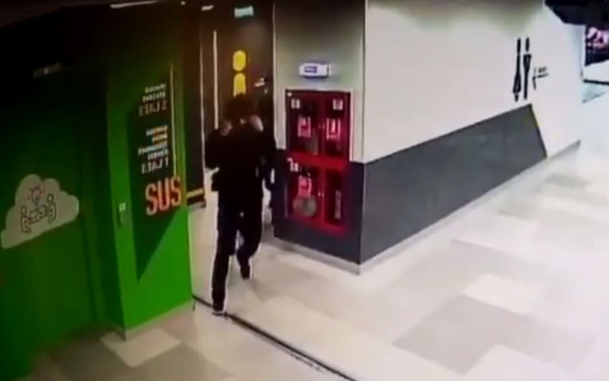 Un bărbat care a încercat să violeze o femeie în toaleta unui centru comercial din Capitală, arestat