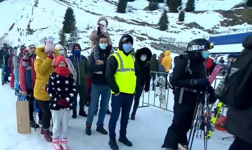 O femeie venită din Marea Britanie și care trebuia să fie în carantină, găsită într-o stațiune montană. Era singura fără mască