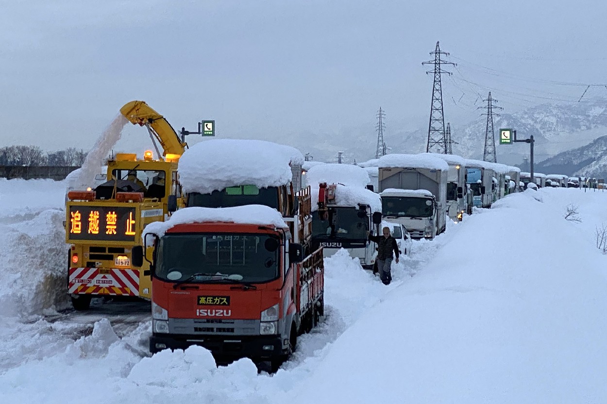Iarna grea face ravagii în Japonia: opt morți, sute de răniți, strat de 1,5 metri de zăpadă în numai două zile