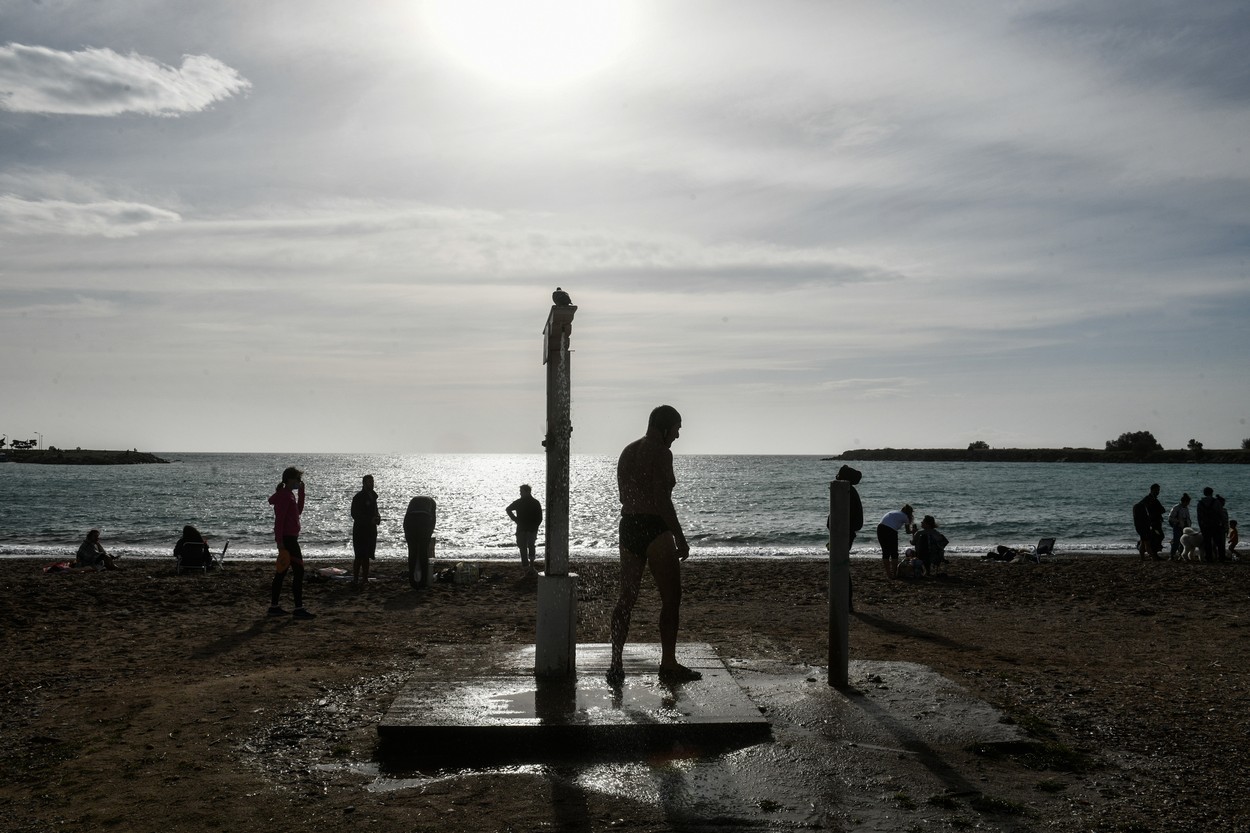 Val de căldură în Grecia. Oamenii au ieșit la plajă, sfidând restricțiile