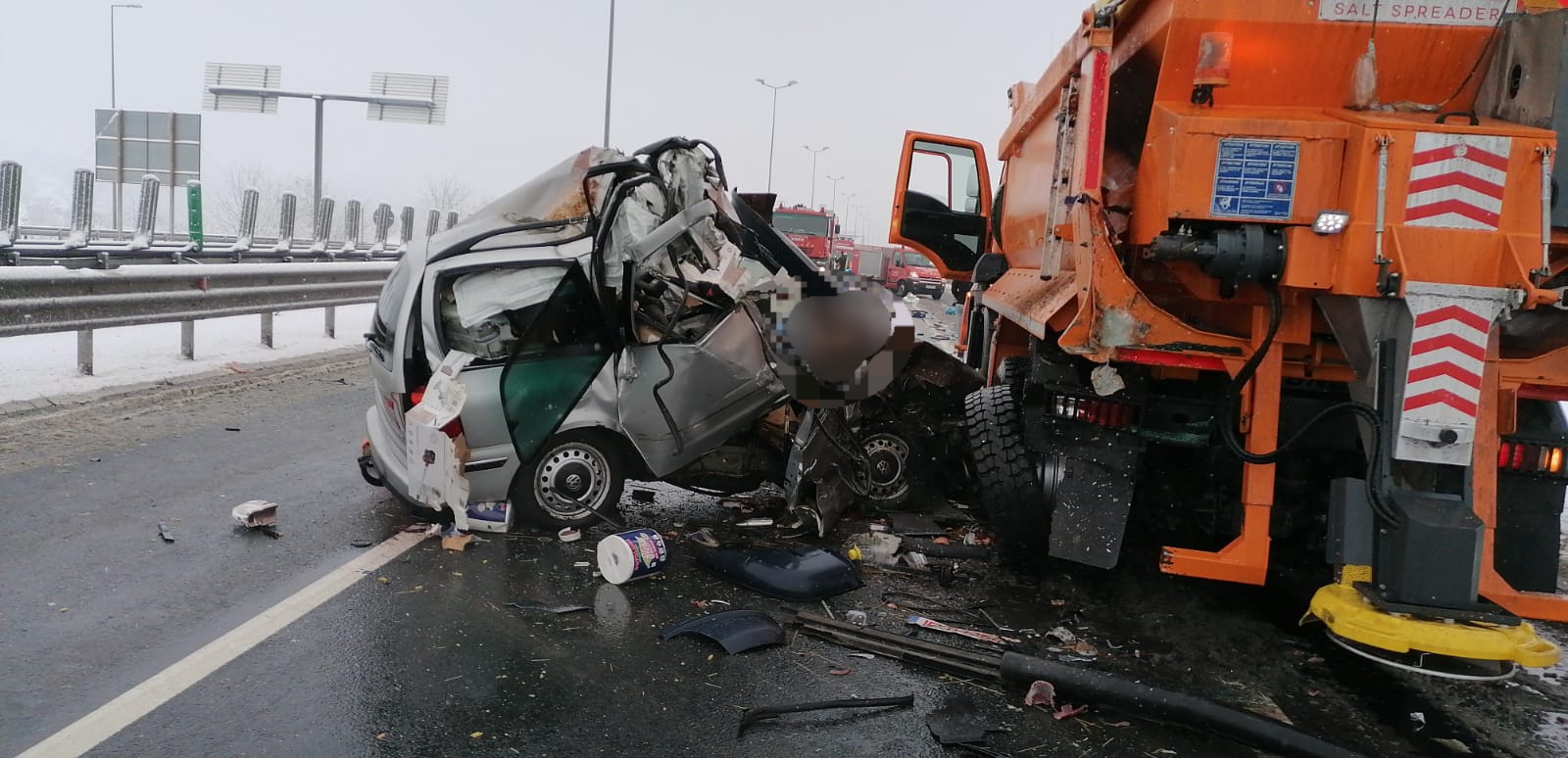 FOTO. Accident grav pe autostrada A1. 3 persoane decedate și una rănită grav după impactul dintre o mașină și un utilaj de deszăpezire