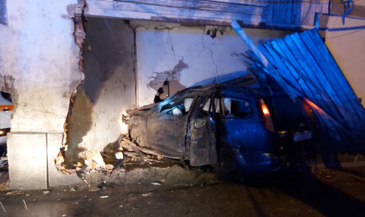 Casă distrusă de un bărbat care a furat o mașină. Hoțul a pierdut controlul volanului în încercarea de a scăpa de jandarmi