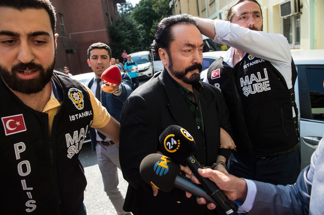 Liderul unui cult sexual din Turcia, condamnat la peste 1.000 de ani de închisoare. Cum a devenit cunoscut în toată lumea Adnan Oktar