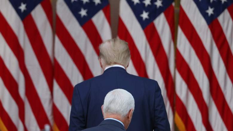 Donald Trump și Mike Pence, părăsesc scena după un discurs al președintelui pe tema programului federal pentru obținerea vaccinului anti-Covid, în 13 noiembrie.