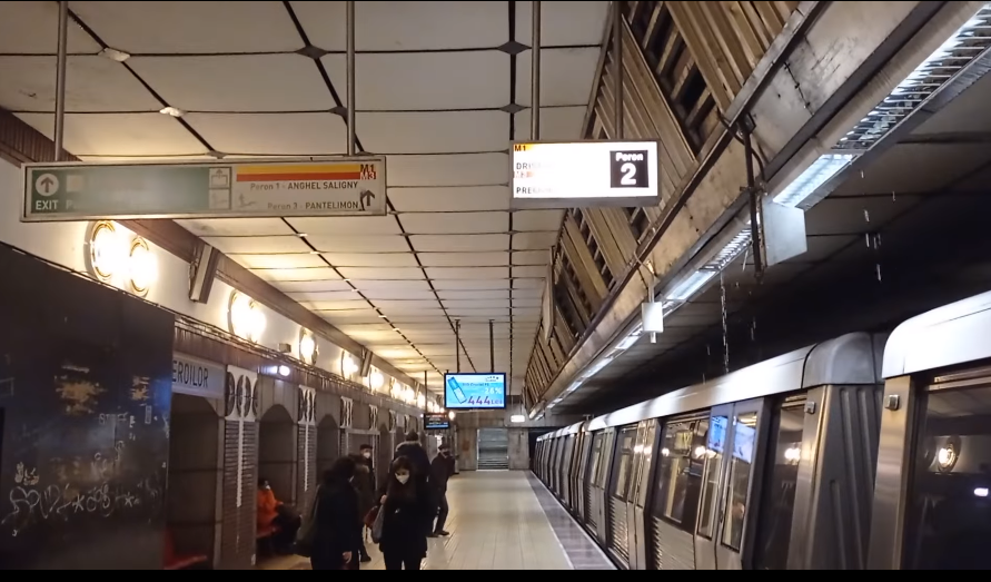 Incident la metroul Bucureşti: Din tavanul staţiei Eroilor a curs apă direct pe peron. Explicaţia Metrorex