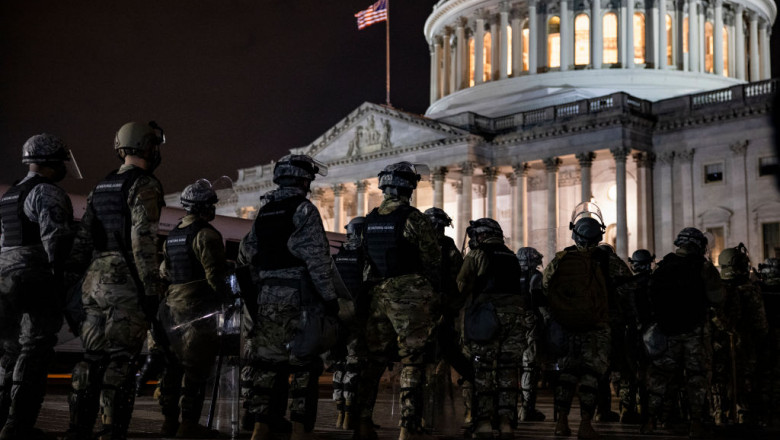 Membri ai Gărzii Naţionale în faţa Capitoliulu SUA.