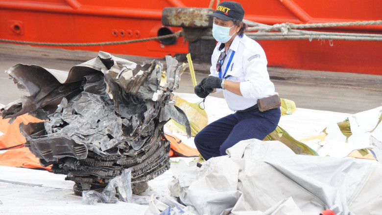 Resturi ale avionului Boeing prabușit în Indonezia