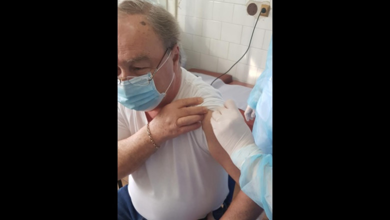 medic in timp ce se vaccineaza