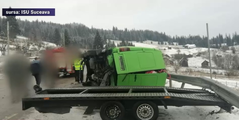Grav accident în Pasul Mestecăniș. Un microbuz s-a răsturnat, doi oameni au murit