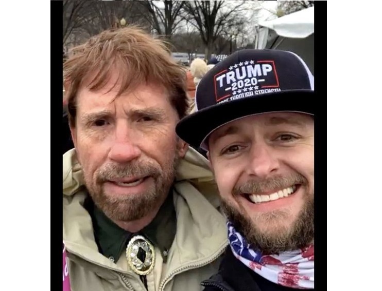 Chuck Norris neagă că a participat la violențele de la Capitoliu după ce o fotografie a devenit virală pe rețelele sociale