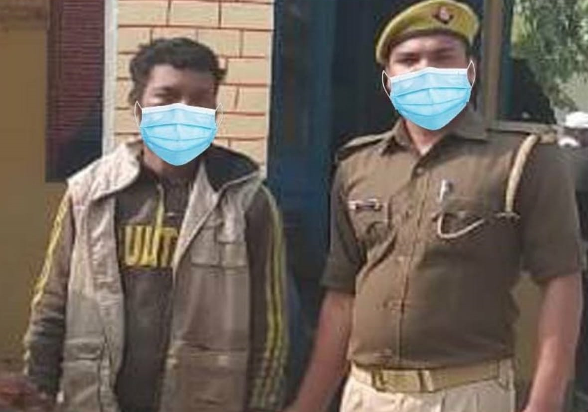 Poliția indiană a făcut o prelucrare foto ridicolă, pentru ca un agent și un suspect să pară că purtau măști de protecție