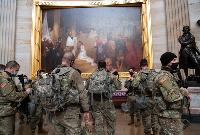 Militarii Gărzii Naţionale se plimbă prin Capitoliu